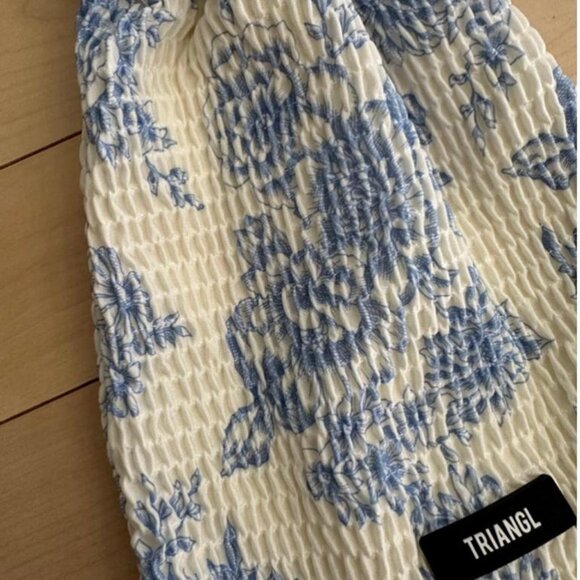 Triangl swimsuit bag in textured white fabric with blue floral print - Picture 3 of 7